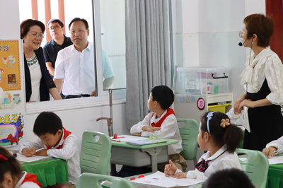 关于这个全国活动!徐州市教育局局长石启红来到这所学校